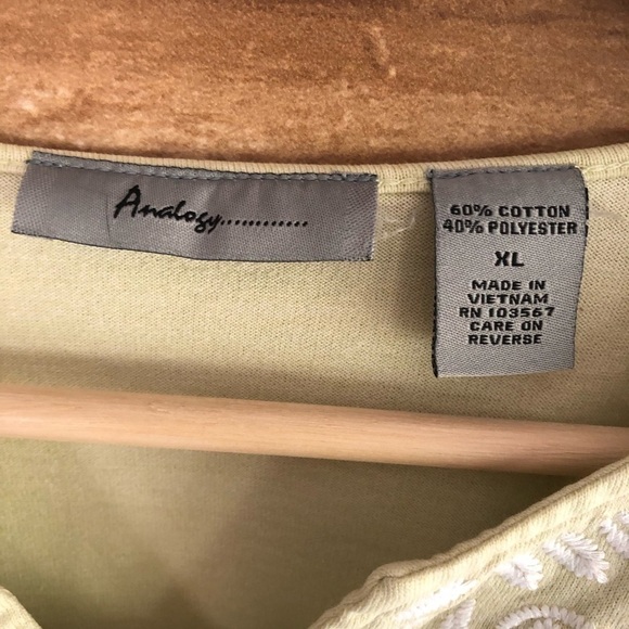 Analogy floral embroidered notched v-neck tee size XL - Picture 6 of 9